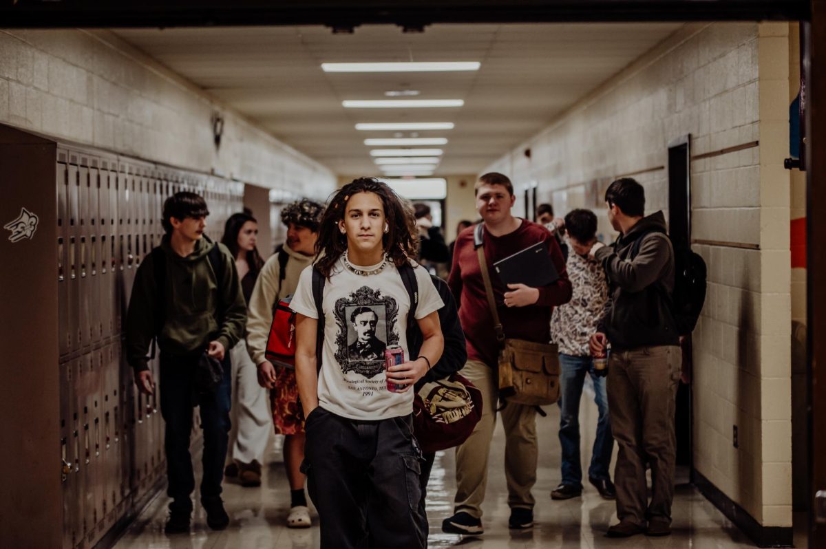 Campus Life S26 Students Walking (1 of 17)